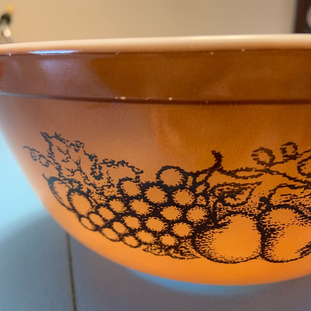 Vintage 2.5 quart Old Orchard Brown Pyrex bowl #403 - Picture 6 of 6